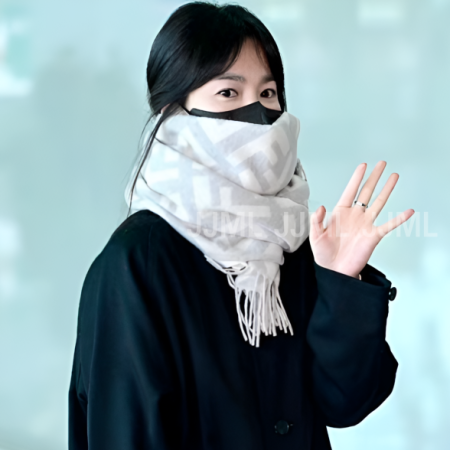[송혜교 PICK] 펜디 그레이 캐시미어 FF 스카프