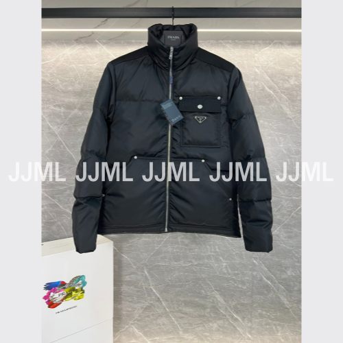 프라다 트라이앵글 로고 포켓 패딩 블랙