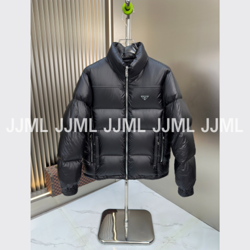 프라다 트라이앵글 로고 패딩 블랙