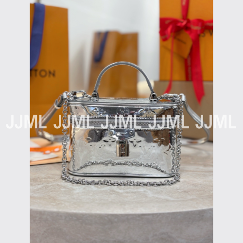 루이비통 베니티 체인 파우치 M26097