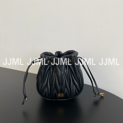 미우미우 마테라쎄 나파 가죽 파우치 버킷백 블랙