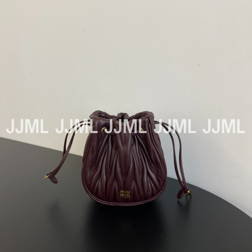 미우미우 마테라쎄 나파 가죽 파우치 버킷백 버건디