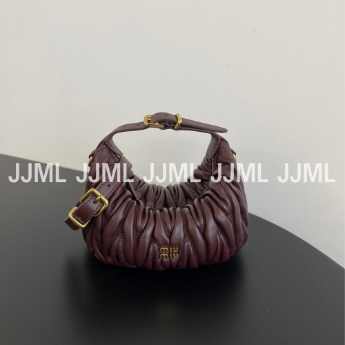 미우미우 마테라쎄 나파 가죽 파우치 버건디