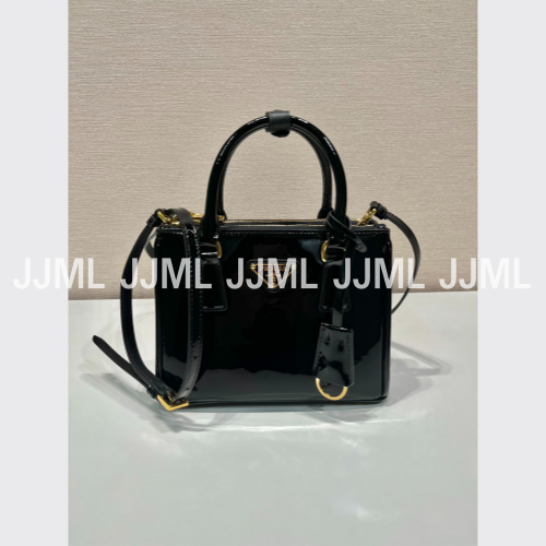 프라다 갤러리아 페이턴트 가죽 미니백 블랙 1BA906