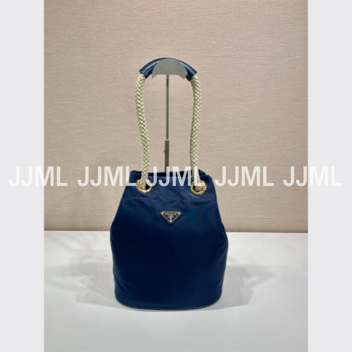 프라다 마리너 스몰 리나일론 버킷백 발틱 블루 1BE082