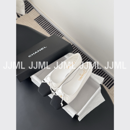 샤넬 클래식 발레리나 그로그랭 토 캡 플랫 슈즈 화이트 블랙