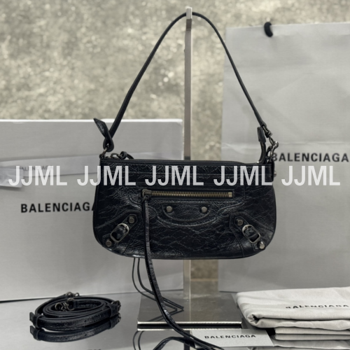 발렌시아가 르 시티 파우치 온 스트랩 블랙 아레나 스토리코