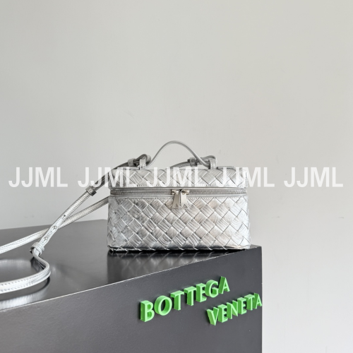 보테가베네타 뱅뱅 미니 배니티백 실버