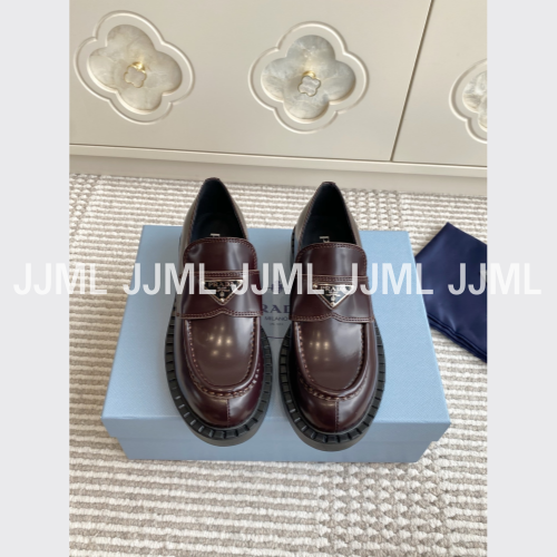 프라다 초콜릿 브러시드 가죽 로퍼