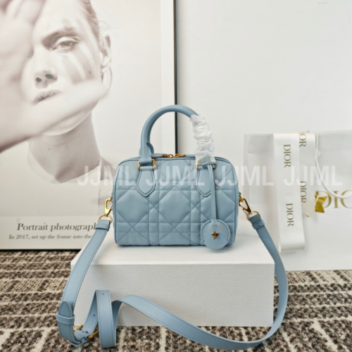 디올 그루브백 20 스카이