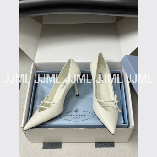 프라다 리본 스트랩 레더 펌프스 화이트
