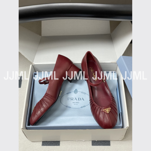 프라다 레더 메리 제인 펌프스 레드