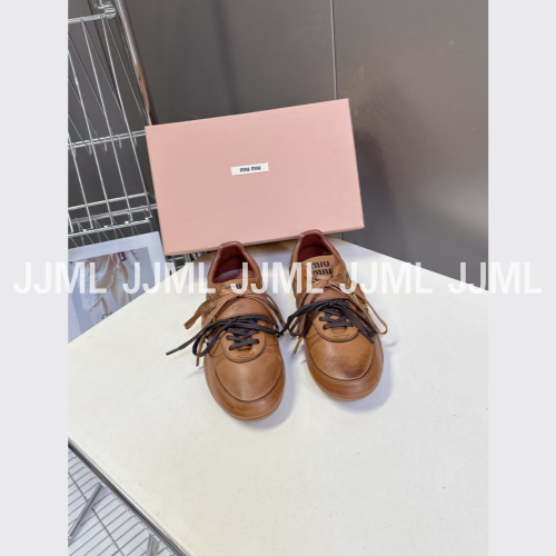 미우미우 버클 장식 스니커즈 코냑