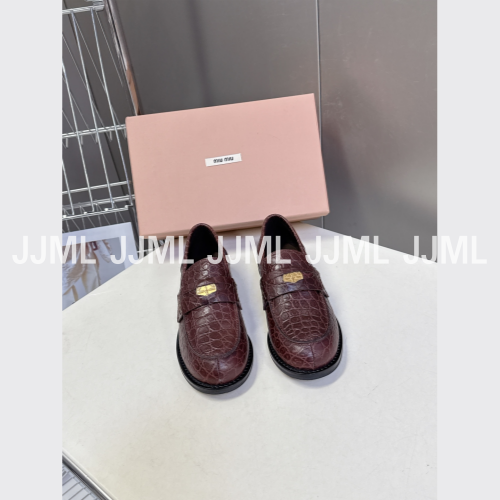 미우미우 크로코 프린트 레더 페니로퍼 브라운