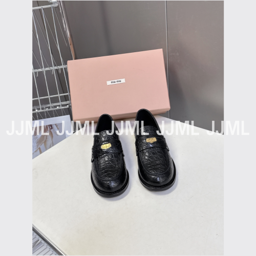 미우미우 크로코 프린트 레더 페니로퍼 블랙