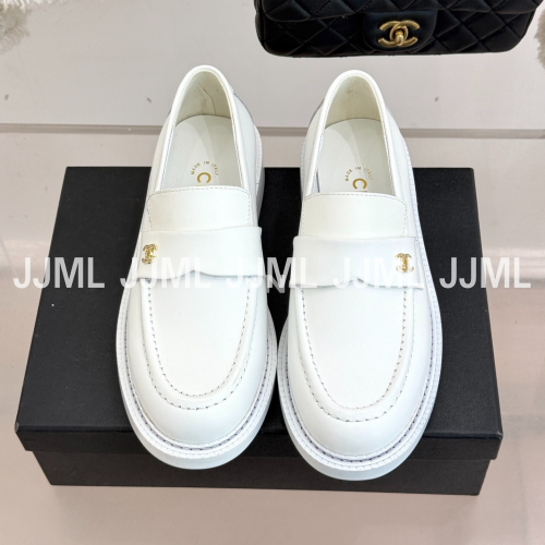샤넬 CC로고 모카슈즈 화이트