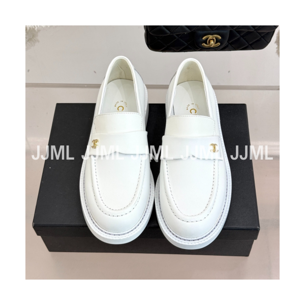 샤넬 CC로고 모카슈즈 화이트