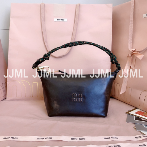 미우미우 크로쉐 파우치 브라운 5NE841