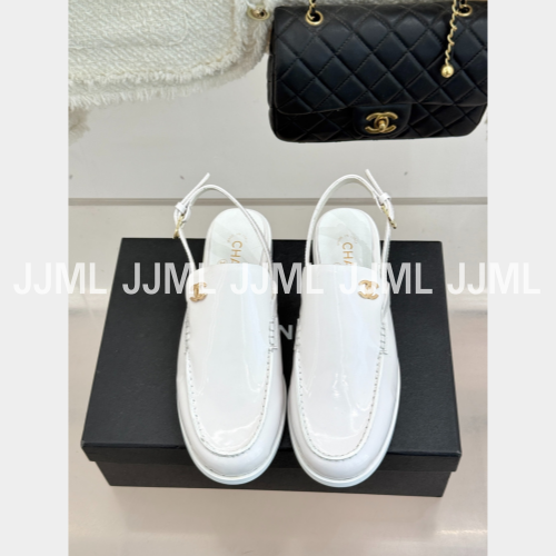 샤넬 페이던트 레더 슬링백 로퍼 화이트