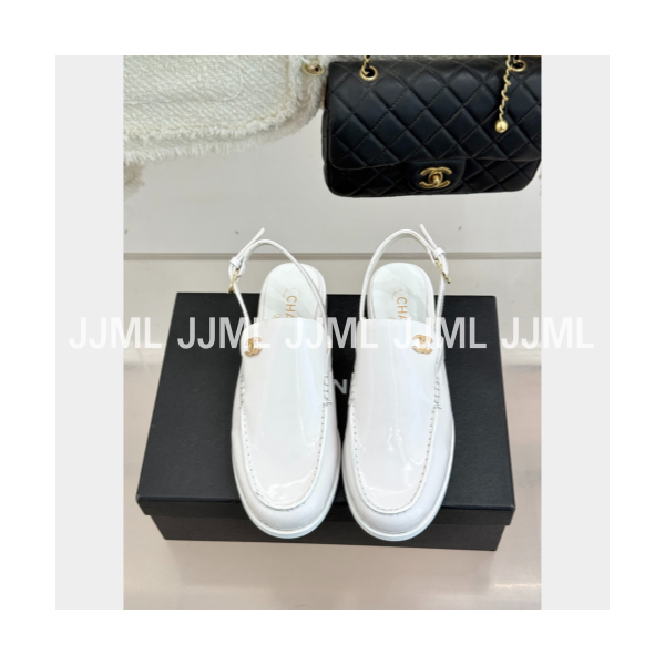 샤넬 페이던트 레더 슬링백 로퍼 화이트