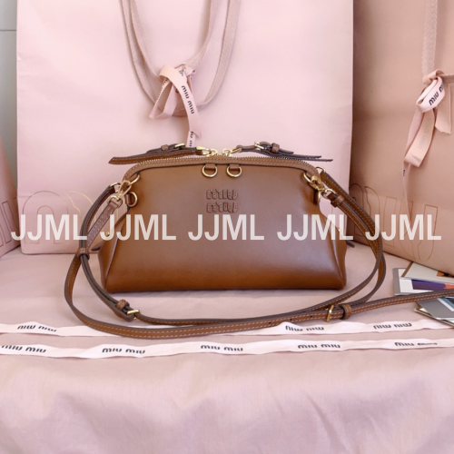 미우미우 가죽 클러치백 코냑 5BF131