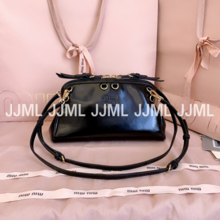 미우미우 가죽 클러치백 블랙 5BF131