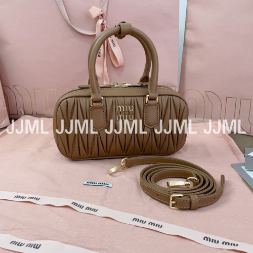 미우미우 아르카디 마테라쎄 레더백 코냑 5BB142