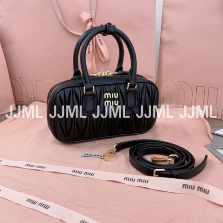 미우미우 아르카디 마테라쎄 레더백 블랙 5BB142