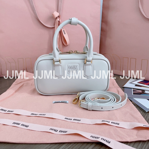 미우미우 아르카디 레더백 화이트 5BP088