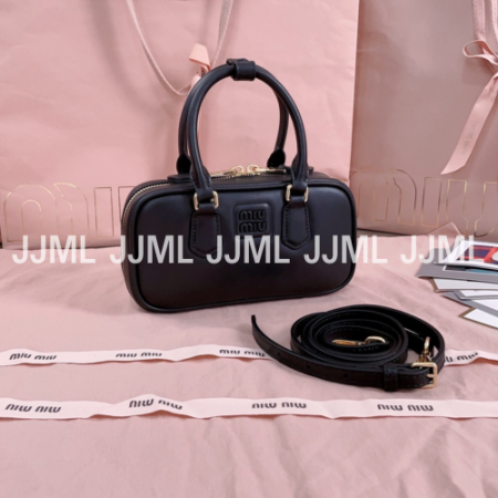 미우미우 아르카디 레더백 블랙 5BP088