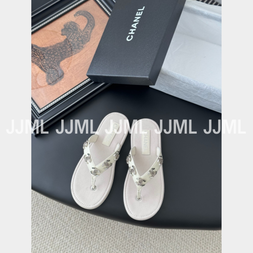 샤넬 로고 참 패턴 플립플랍 슬리퍼 화이트