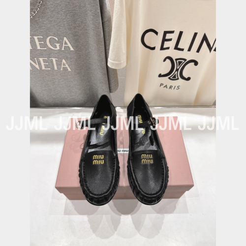 미우미우 스트랩 장식 가죽 로퍼 블랙