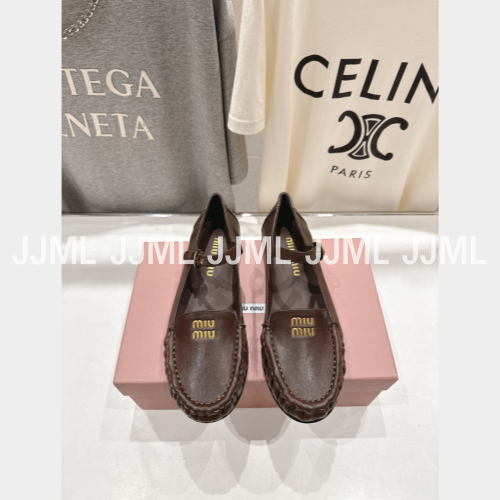 미우미우 스트랩 장식 가죽 로퍼 브라운