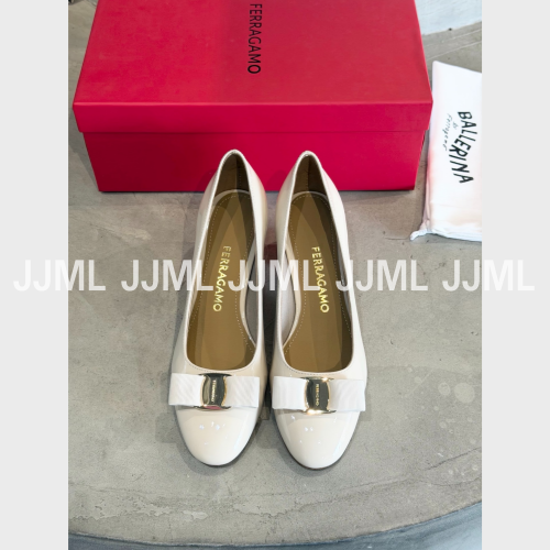 페라가모 바라 펌프스 아이보리