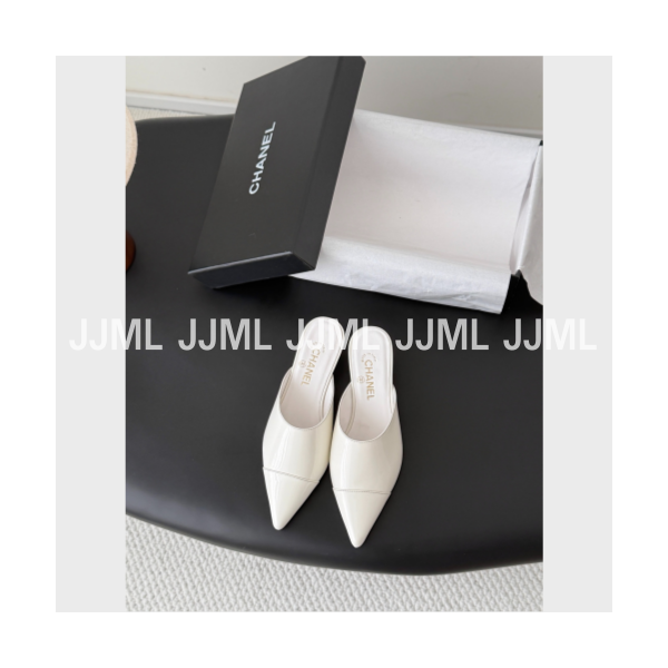 샤넬 스틸레토 뮬 화이트
