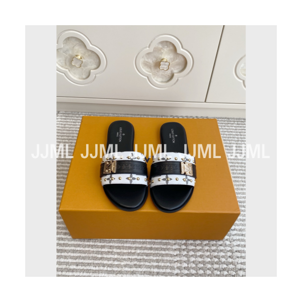 루이비통의 락 잇 플랫 뮬 모노그램 화이트