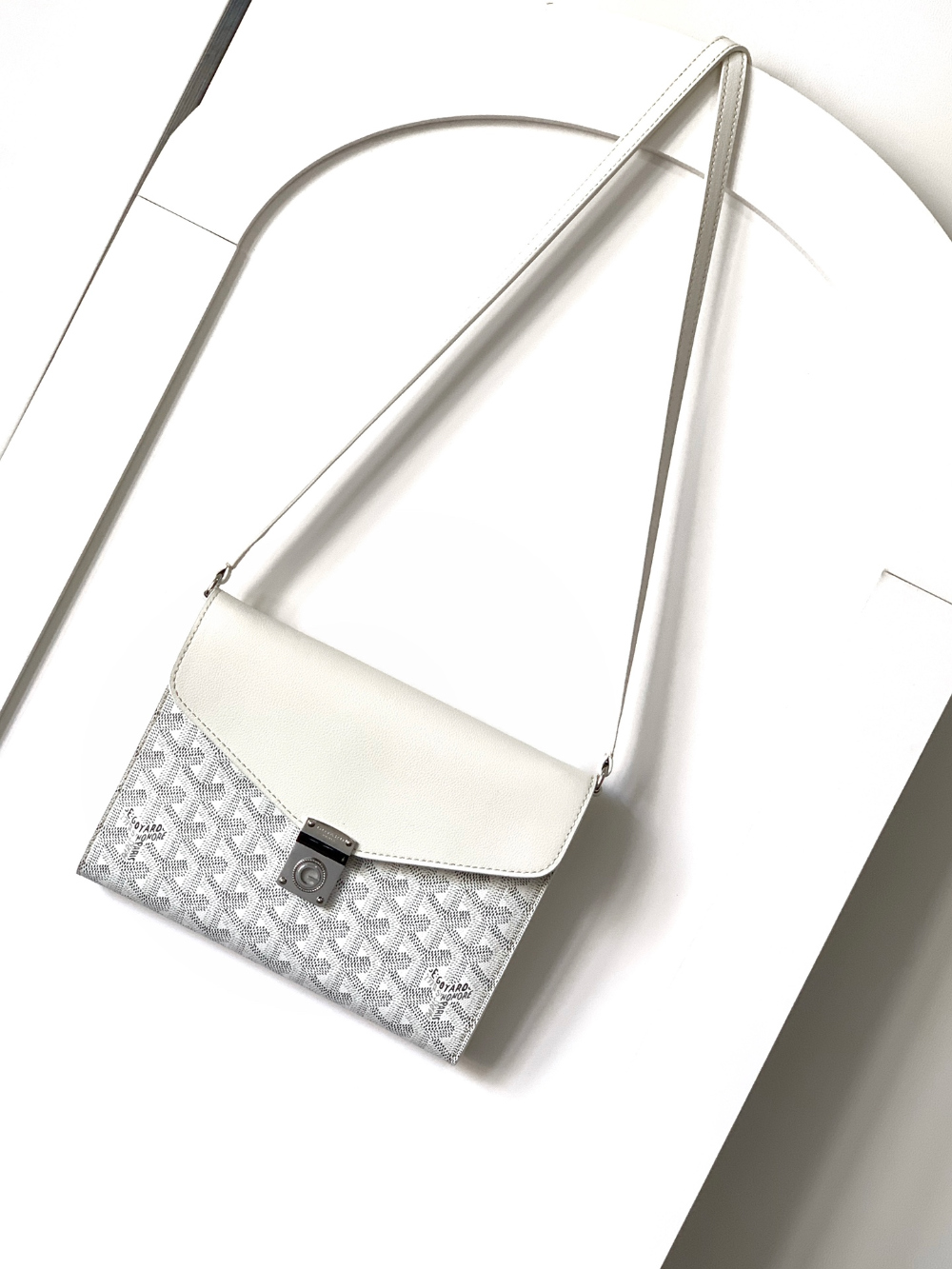 가방 화이트 색상 이미지-S128L4
