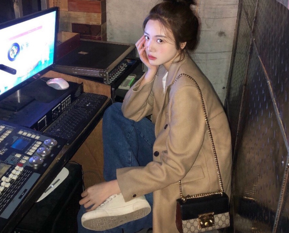 가방 모델 착용 이미지-S18L13