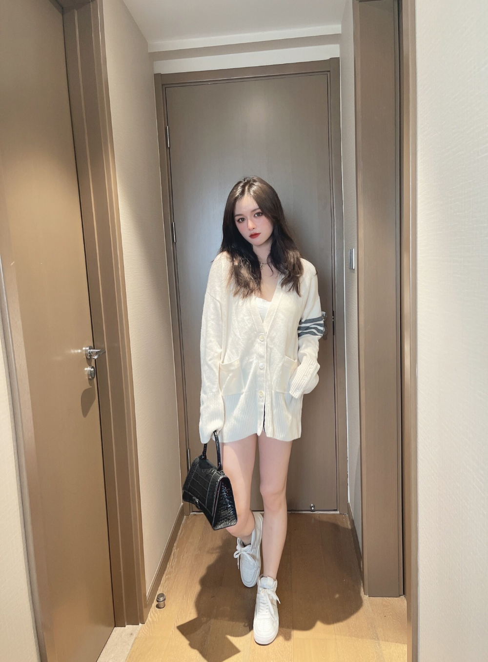 긴팔 티셔츠 모델 착용 이미지-S913L12