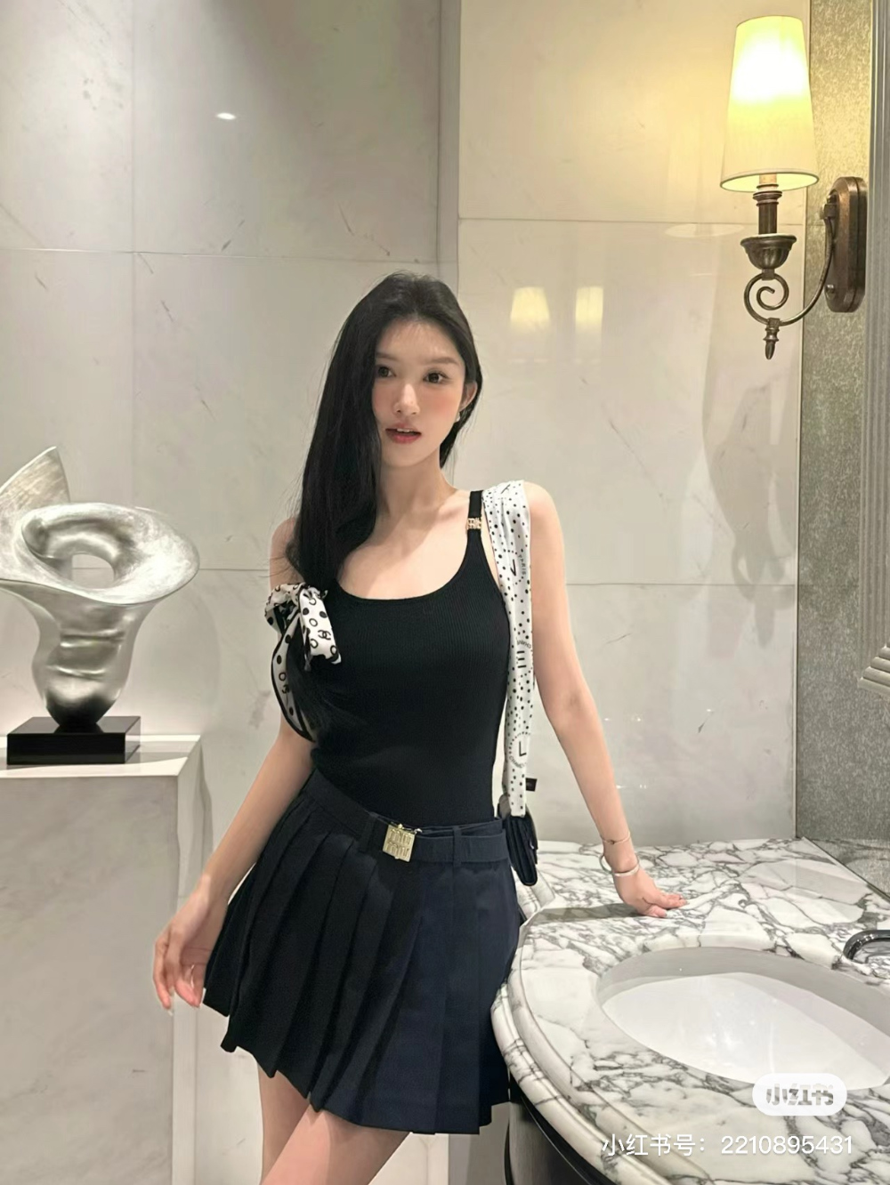 민소매 모델 착용 이미지-S37L7