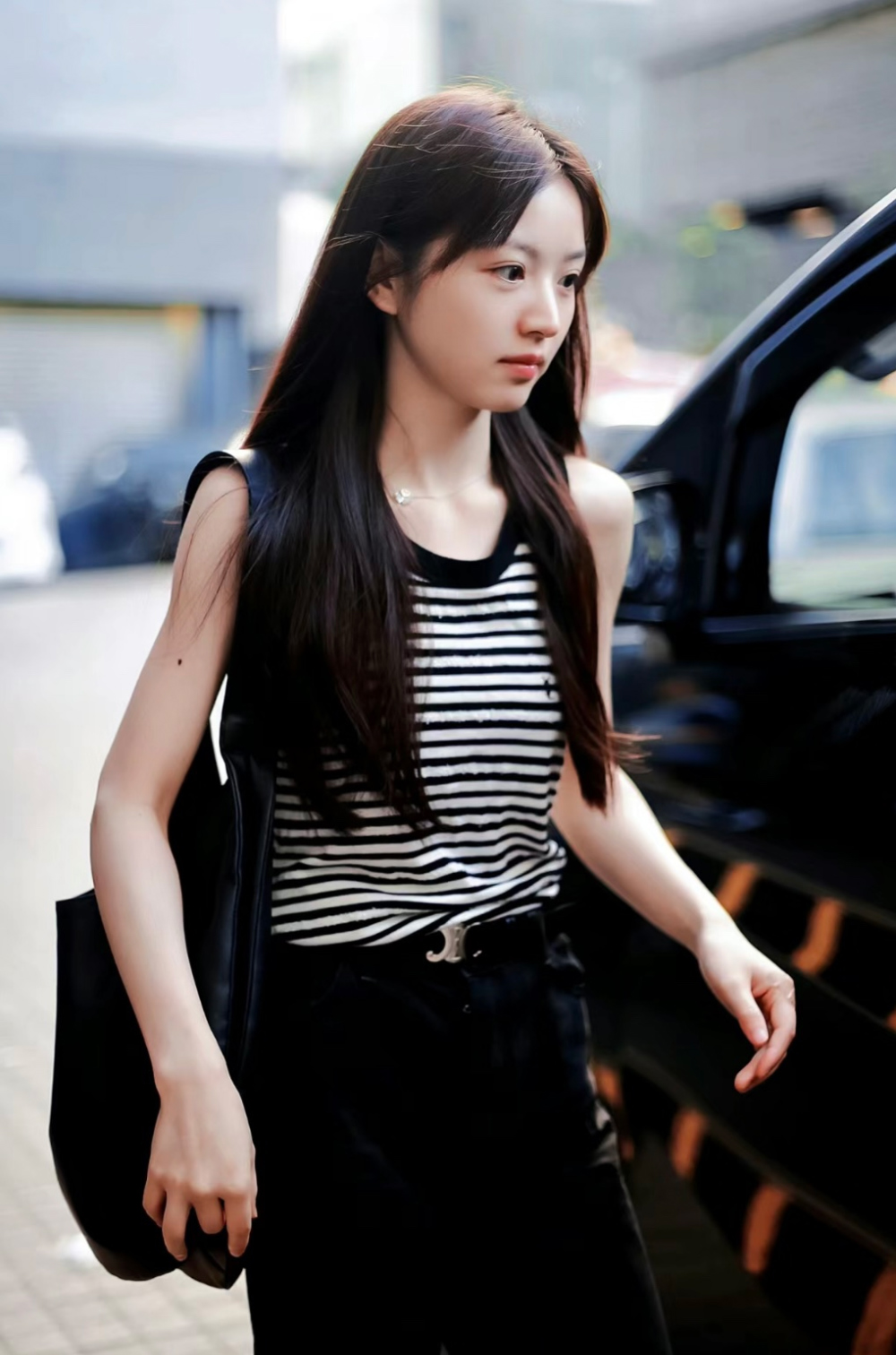 민소매 모델 착용 이미지-S25L5