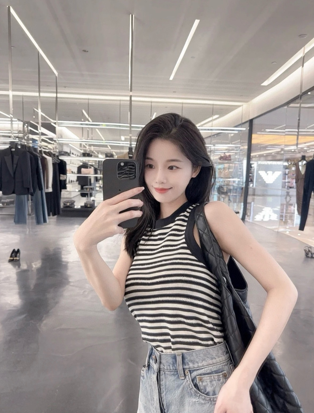 민소매 모델 착용 이미지-S25L12