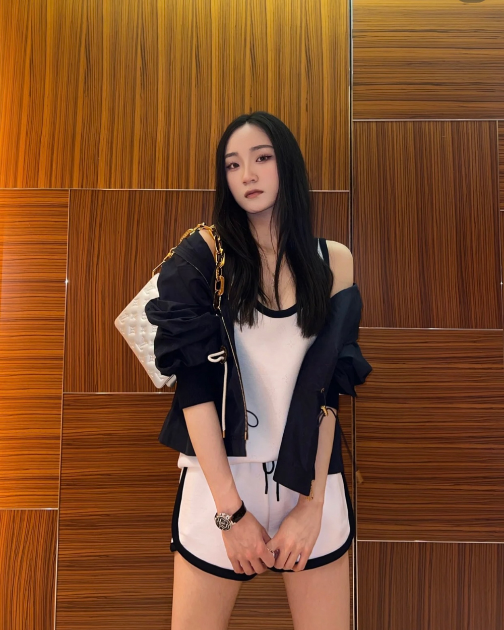 민소매 모델 착용 이미지-S2L5