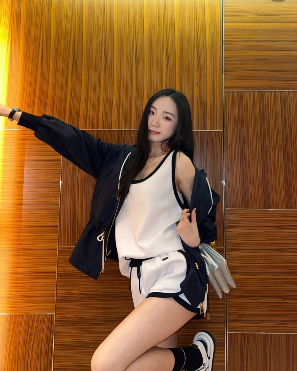 민소매 모델 착용 이미지-S2L6
