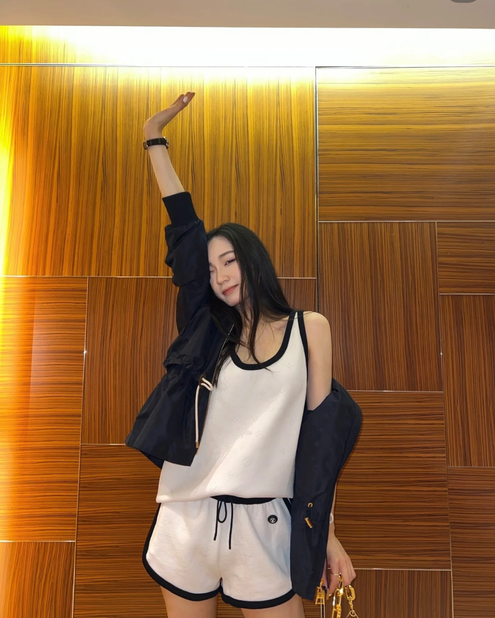 민소매 모델 착용 이미지-S2L7
