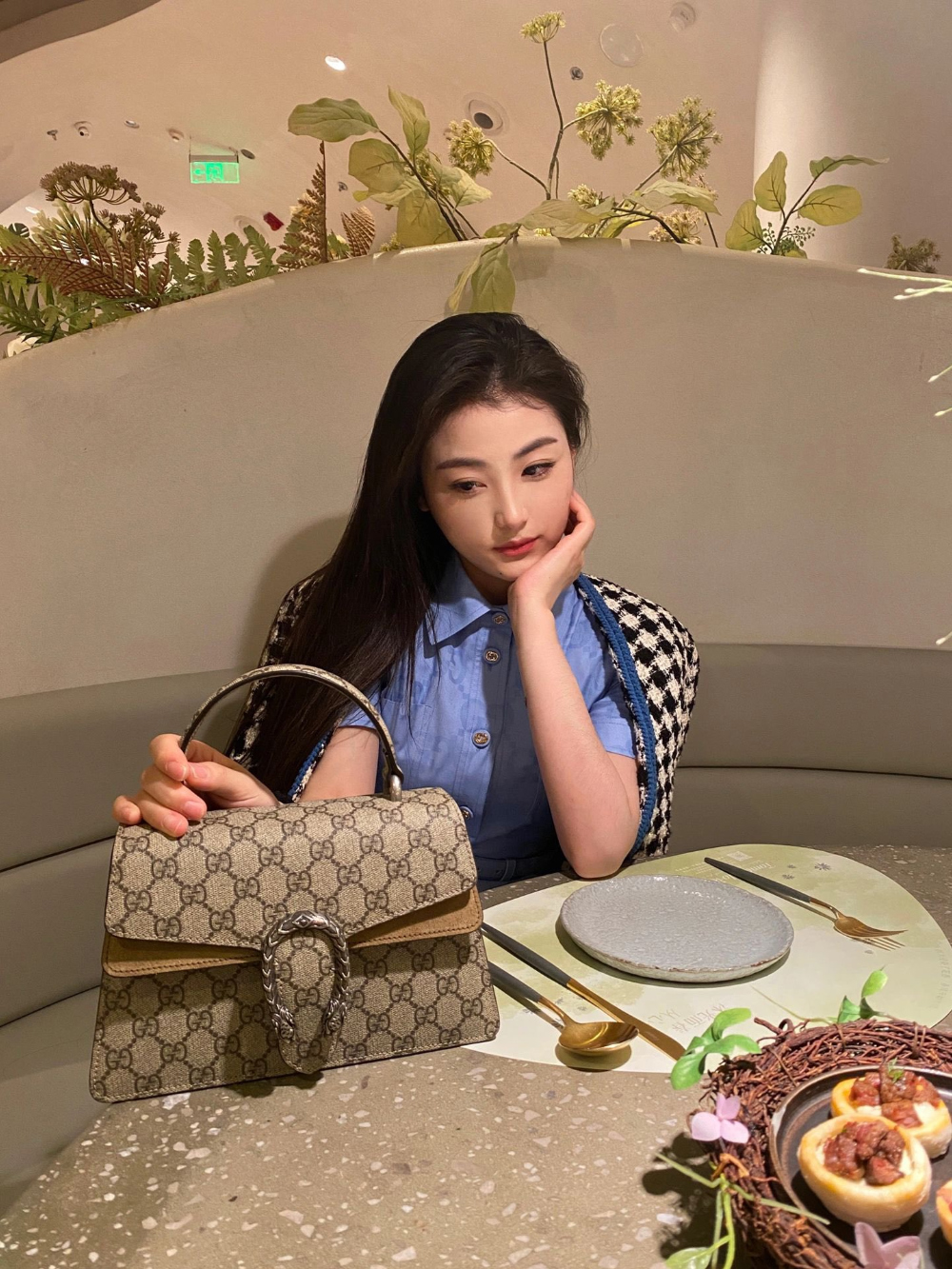 가방 모델 착용 이미지-S56L9
