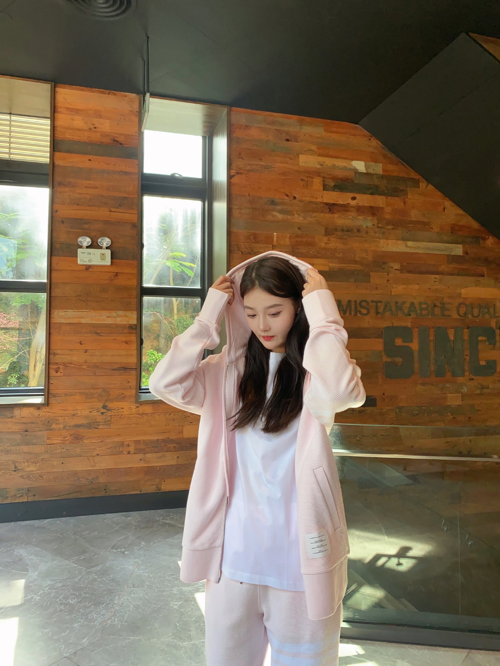 패딩 모델 착용 이미지-S884L11