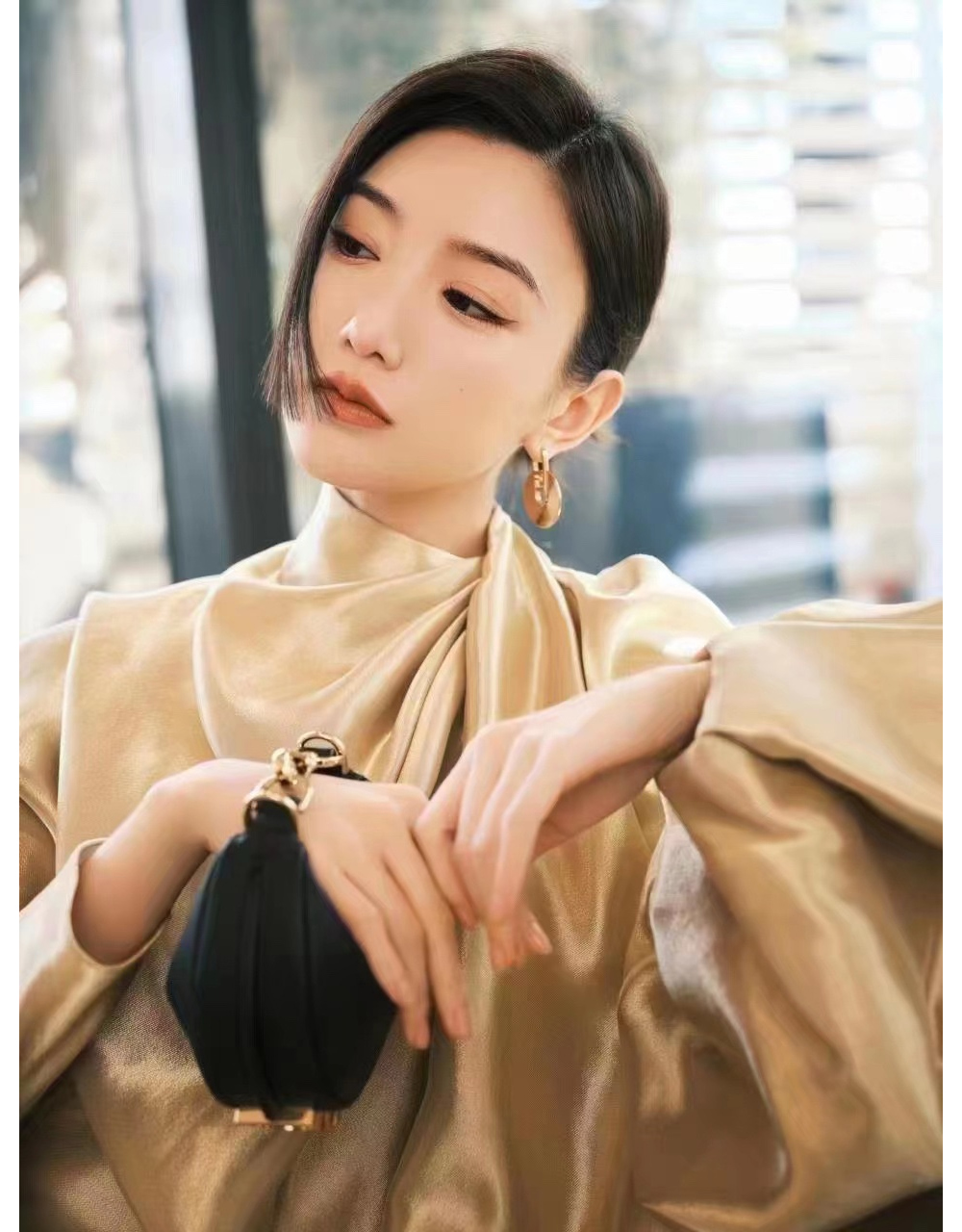 가방 모델 착용 이미지-S13L22