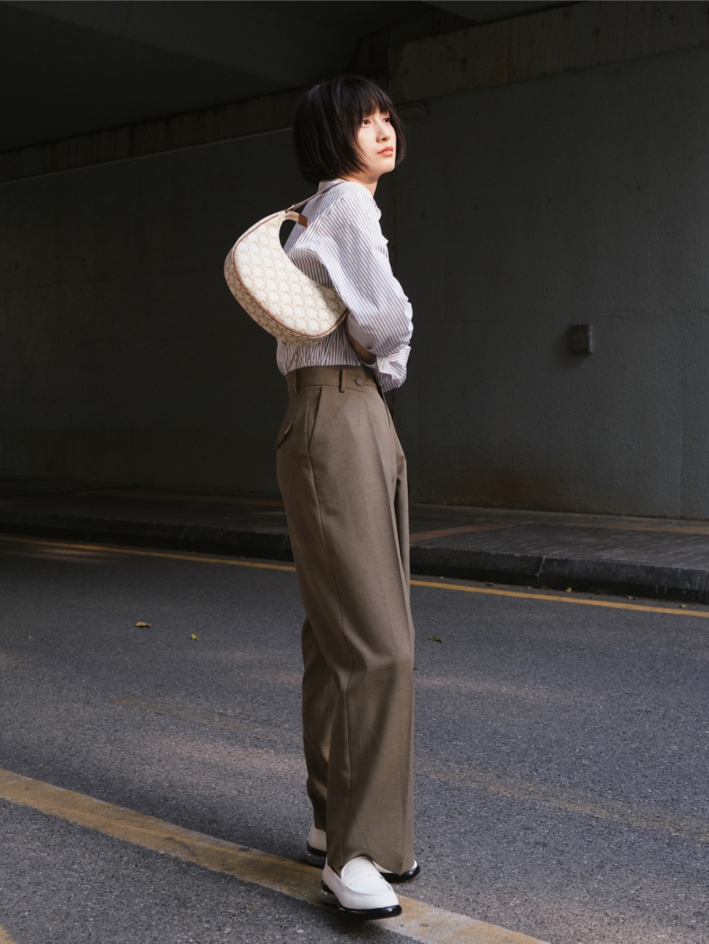 가방 모델 착용 이미지-S31L11