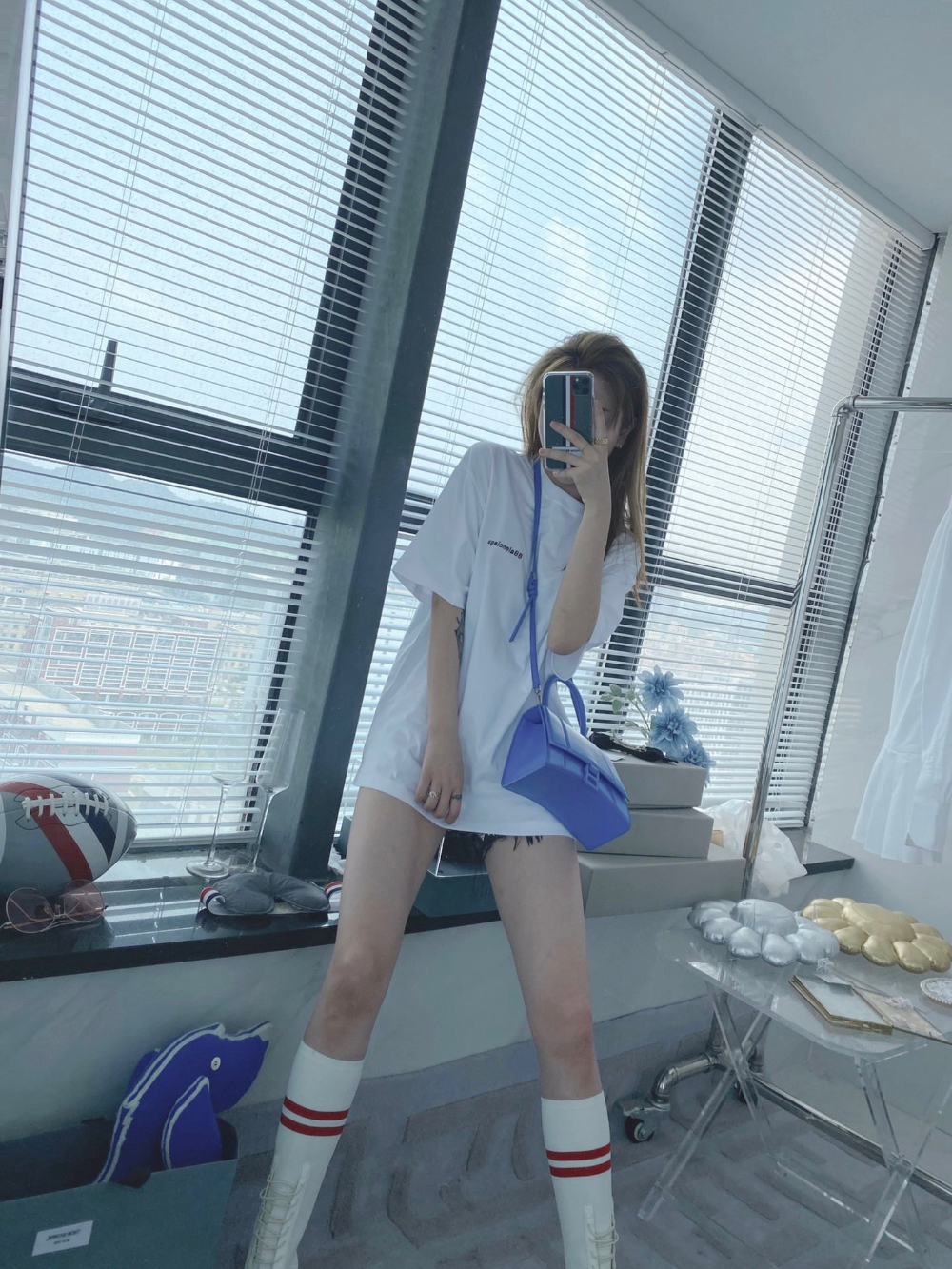 반팔 티셔츠 모델 착용 이미지-S972L24